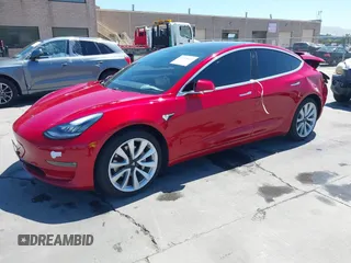 2018 Tesla Model 3 Long Range Battery z VIN 5YJ3E1EAXJF048839, wystawiony jako IAAI lot #42328412 z przebiegiem 83 083 mil mil oraz . Historia ofert i sprzedaży dostępna na DreamBid. Obrazek 19.
