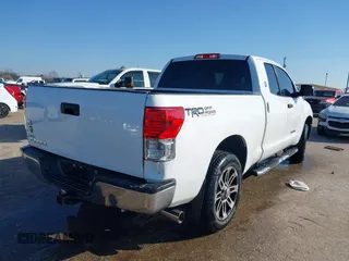 2013 Toyota Tundra z VIN 5TFRM5F14DX061244, wystawiony jako IAAI lot #41565473 z przebiegiem 253 238 mil mil oraz . Historia ofert i sprzedaży dostępna na DreamBid. Obrazek 4.
