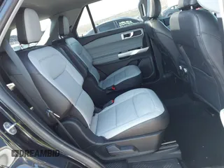 2021 Ford Explorer XLT with VIN 1FMSK8DH4MGC10613, listed as a IAAI auction lot 41932950 with 1,111 mi miles. Bid and sale history available at carsss.com. Image 8.