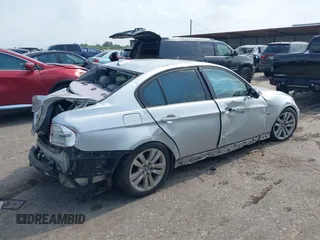 2006 BMW 3 Series 325i z VIN WBAVB13516KX33813, wystawiony jako IAAI lot #42624042 z przebiegiem 191 402 mil mil oraz . Historia ofert i sprzedaży dostępna na DreamBid. Obrazek 4.