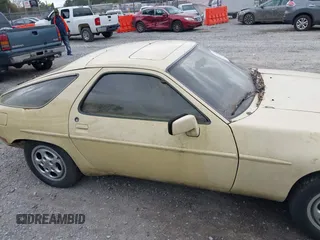 1982 Porsche 928 z VIN WP0JA0921CS820795, wystawiony jako IAAI lot #41741787 z przebiegiem 121 568 mil mil oraz . Historia ofert i sprzedaży dostępna na DreamBid. Obrazek 13.