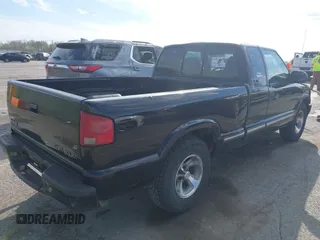 2001 Chevrolet S-10 LS with VIN 1GCCS19W818150784, listed as a IAAI auction lot 41864042 with 103,561 mi miles and . Bid and sale history available at DreamBid. Image 4.