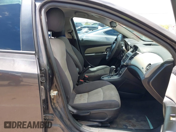 2014 Chevrolet Cruze LS z VIN 1G1PA5SHXE7169770, wystawiony jako IAAI lot #42356023 z przebiegiem 180 218 mil mil oraz . Historia ofert i sprzedaży dostępna na DreamBid. Obrazek 5.