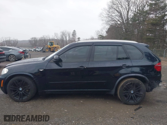 2013 BMW X5 xDrive50i z VIN 5UXZV8C55D0C15881, wystawiony jako IAAI lot #41695992 z przebiegiem 173 391 mil mil oraz . Historia ofert i sprzedaży dostępna na DreamBid. Obrazek 14.
