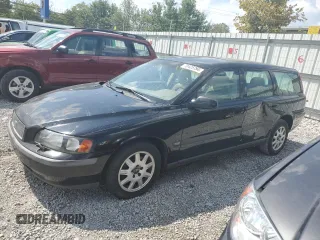2002 Volvo V70 with VIN YV1SW61R621196346, listed as a Copart auction lot 70425794 with 0 mi miles and Salvage Title. Bid and sale history available at carsss.com. Image 1.