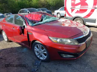 2013 Kia Optima LX z VIN 5XXGM4A76DG152178, wystawiony jako IAAI lot #42002201 z przebiegiem 72 335 mil mil oraz . Historia ofert i sprzedaży dostępna na DreamBid. Obrazek 1.