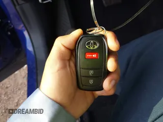2022 Toyota Corolla Cross LE z VIN 7MUCAAAG6NV018136, wystawiony jako IAAI lot #41863545 z przebiegiem 40 239 mil mil oraz . Historia ofert i sprzedaży dostępna na DreamBid. Obrazek 11.