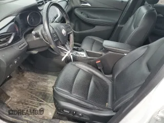 2021 Buick Encore GX Essence z VIN KL4MMFSL0MB122202, wystawiony jako Copart lot #48409225 z przebiegiem 84 972 mil mil oraz Szkoda całkowita • Salvage title. Historia ofert i sprzedaży dostępna na DreamBid. Obrazek 7.