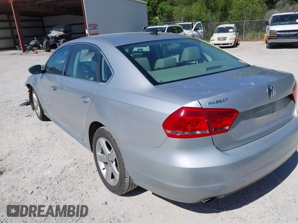2012 Volkswagen Passat SE z VIN 1VWBP7A36CC070205, wystawiony jako IAAI lot #42123358 z przebiegiem 154 494 mil mil oraz . Historia ofert i sprzedaży dostępna na DreamBid. Obrazek 3.