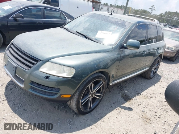 2004 Volkswagen Touareg z VIN WVGCM77L24D061029, wystawiony jako IAAI lot #42196634 z przebiegiem 221 240 mil mil oraz . Historia ofert i sprzedaży dostępna na DreamBid. Obrazek 2.