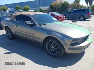 2005 Ford Mustang Deluxe z VIN 1ZVFT84N155207543, wystawiony jako IAAI lot #42246790 z przebiegiem 111 630 mil mil oraz . Historia ofert i sprzedaży dostępna na DreamBid. Obrazek 1.