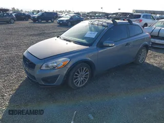 2011 Volvo C30 z VIN YV1672MK4B2248010, wystawiony jako IAAI lot #42081566 z przebiegiem 120 260 mil mil oraz . Historia ofert i sprzedaży dostępna na DreamBid. Obrazek 2.