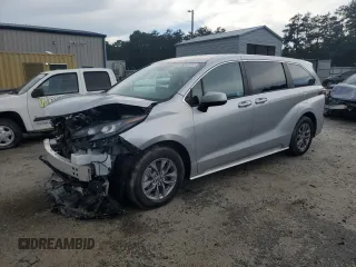 2024 Toyota Sienna LE z VIN 5TDKRKEC7RS188975, wystawiony jako Copart lot #61656985 z przebiegiem 1 017 mil mil oraz Szkoda całkowita • Salvage title. Historia ofert i sprzedaży dostępna na DreamBid. Obrazek 1.