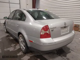 2003 Volkswagen Passat GLX with VIN WVWTH63B93P275335, listed as a IAAI auction lot 41398460 with 197,814 mi miles. Bid and sale history available at carsss.com. Image 3.