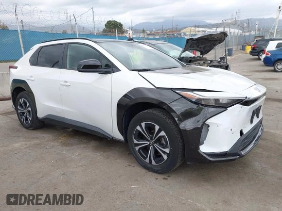 2023 Toyota bZ4X XLE z VIN JTMAAAAA1PA025511, wystawiony jako IAAI lot #41917340 z przebiegiem 17 460 mil mil oraz . Historia ofert i sprzedaży dostępna na DreamBid. Obrazek 1.