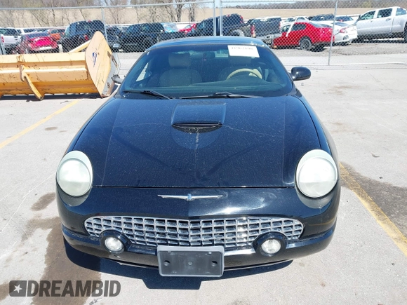 2004 Ford Thunderbird Deluxe z VIN 1FAHP60AX4Y103613, wystawiony jako IAAI lot #41962198 z przebiegiem 81 765 mil mil oraz . Historia ofert i sprzedaży dostępna na DreamBid. Obrazek 13.