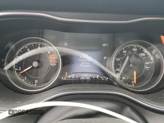 2023 Jeep Cherokee Altitude Lux z VIN 1C4PJMMB9PD101880, wystawiony jako Copart lot #59031145 z przebiegiem 17 888 mil mil oraz Szkoda całkowita • Salvage title. Historia ofert i sprzedaży dostępna na DreamBid. Obrazek 9.