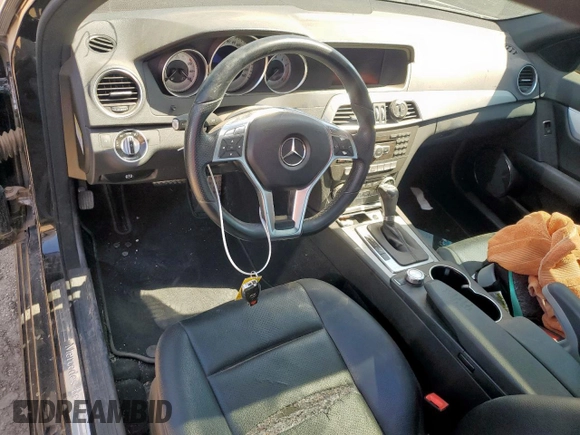2013 Mercedes-Benz C 250 Sport z VIN WDDGF4HB4DA823093, wystawiony jako Copart lot #46481345 z przebiegiem 83 221 mil mil oraz Szkoda całkowita • Salvage title. Historia ofert i sprzedaży dostępna na DreamBid. Obrazek 8.