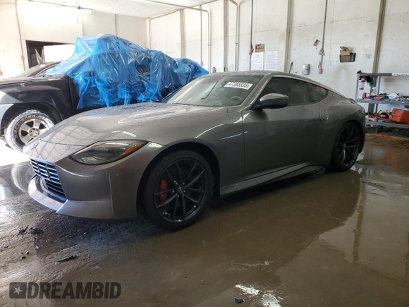 2024 Nissan Z Performance с VIN JN1BZ4BH8RM363566, выставлен на аукционе Copart как лот 47385535 с пробегом 17 514 миль миль и Списание • Salvage title. История ставок и продаж доступна на DreamBid. Изображение 1.
