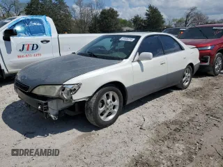 1998 Lexus ES 300 z VIN JT8BF28G0W5025303, wystawiony jako Copart lot #51935215 z przebiegiem 262 911 mil mil oraz Czysty tytuł • Clean title. Historia ofert i sprzedaży dostępna na DreamBid. Obrazek 1.