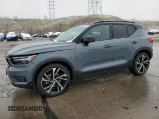 2022 Volvo XC40 R-Design z VIN YV4162UM3N2647058, wystawiony jako Copart lot #53968175 z przebiegiem 31 218 mil mil oraz Szkoda całkowita • Salvage title. Historia ofert i sprzedaży dostępna na DreamBid. Obrazek 1.