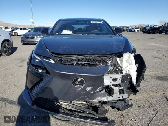 2024 Lexus RZ 300e Premium z VIN JTJABABB4RA005239, wystawiony jako Copart lot #79508374 z przebiegiem 4177 mil mil oraz Szkody całkowita. Historia ofert i sprzedaży dostępna na DreamBid. Obrazek 5.