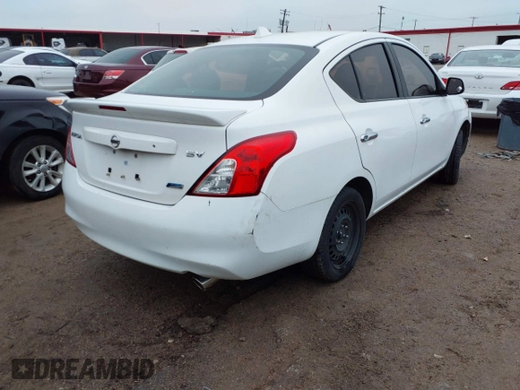 2013 Nissan Versa SV z VIN 3N1CN7AP0DL824093, wystawiony jako IAAI lot #41962416 z przebiegiem 132 846 mil mil oraz . Historia ofert i sprzedaży dostępna na DreamBid. Obrazek 4.