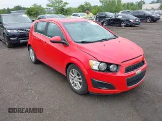 2016 Chevrolet Sonic LT z VIN 1G1JC6SB4G4175263, wystawiony jako IAAI lot #42585844 z przebiegiem 100 109 mil mil oraz . Historia ofert i sprzedaży dostępna na DreamBid. Obrazek 1.
