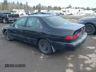 1998 Toyota Camry LE z VIN 4T1BG22K7WU236334, wystawiony jako IAAI lot #41662673 z przebiegiem 182 960 mil mil oraz . Historia ofert i sprzedaży dostępna na DreamBid. Obrazek 3.