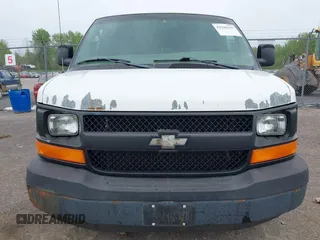 2004 Chevrolet Express Cargo z VIN 1GCFG15XX41150053, wystawiony jako IAAI lot #42236337 z przebiegiem 135 471 mil mil oraz . Historia ofert i sprzedaży dostępna na DreamBid. Obrazek 6.