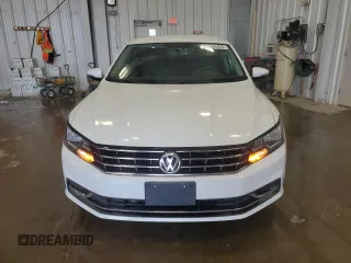 2017 Volkswagen Passat S z VIN 1VWAT7A34HC017341, wystawiony jako Copart lot #55556425 z przebiegiem 63 919 mil mil oraz Nie do naprawy • Non repairable. Historia ofert i sprzedaży dostępna na DreamBid. Obrazek 5.