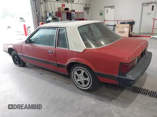 1982 Ford Mustang z VIN 1FABP10A9CF188186, wystawiony jako IAAI lot #42399298 z przebiegiem 88 424 mil mil oraz . Historia ofert i sprzedaży dostępna na DreamBid. Obrazek 3.