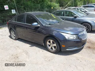 2014 Chevrolet Cruze 1LT z VIN 1G1PC5SB6E7329195, wystawiony jako IAAI lot #42570215 z przebiegiem 162 846 mil mil oraz . Historia ofert i sprzedaży dostępna na DreamBid. Obrazek 1.