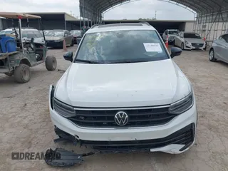 2024 Volkswagen Tiguan SE R-Line Black z VIN 3VVCB7AX3RM111987, wystawiony jako IAAI lot #42148019 z przebiegiem 6 455 mil mil oraz . Historia ofert i sprzedaży dostępna na DreamBid. Obrazek 12.