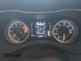 2020 Jeep Cherokee Altitude z VIN 1C4PJMLX9LD644816, wystawiony jako IAAI lot #42400461 z przebiegiem 32 235 mil mil oraz . Historia ofert i sprzedaży dostępna na DreamBid. Obrazek 7.