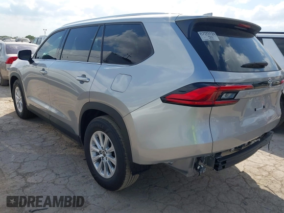 2024 Toyota Highlander XLE with VIN 5TDAAAA55RS017176, listed as a IAAI auction lot 42038401 with 14 mi miles and . Bid and sale history available at DreamBid. Image 3.