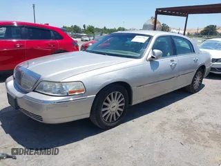 2004 Lincoln Town Car Signature z VIN 1LNHM81W14Y625826, wystawiony jako IAAI lot #42463787 z przebiegiem 137 968 mil mil oraz . Historia ofert i sprzedaży dostępna na DreamBid. Obrazek 2.