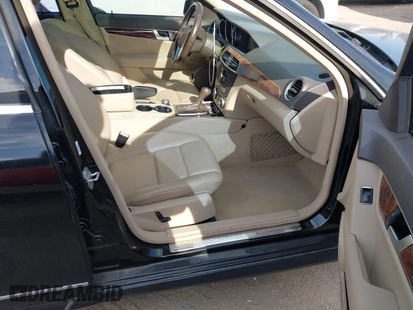 2012 Mercedes-Benz C 300 Sport с VIN WDDGF8BB0CR194061, выставлен на аукционе IAAI как лот 42309322 с пробегом 100 508 миль миль и . История ставок и продаж доступна на DreamBid. Изображение 5.