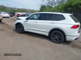 2024 Volkswagen Tiguan SE R-Line Black with VIN 3VV8B7AX9RM231038, listed as a IAAI auction lot 42092117 with 563 mi miles and . Bid and sale history available at DreamBid. Image 3.