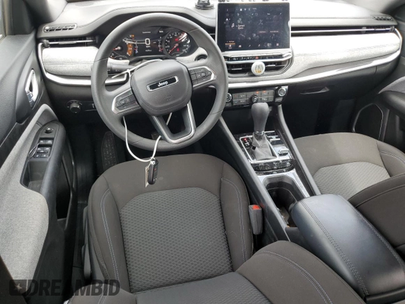 2024 Jeep Compass Sport z VIN 3C4NJDAN6RT163210, wystawiony jako Copart lot #51369215 z przebiegiem 13 575 mil mil oraz Szkoda całkowita • Salvage title. Historia ofert i sprzedaży dostępna na DreamBid. Obrazek 8.