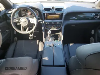 2022 Bentley Bentayga V8 z VIN SJAAM2ZV6NC016276, wystawiony jako Copart lot #39583644 z przebiegiem 5412 mil mil oraz . Historia ofert i sprzedaży dostępna na DreamBid. Obrazek 8.