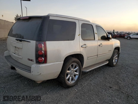 2014 GMC Yukon Denali z VIN 1GKS1EEF7ER180648, wystawiony jako Copart lot #79656084 z przebiegiem Nie podano mil oraz Szkoda całkowita • Salvage title. Historia ofert i sprzedaży dostępna na DreamBid. Obrazek 3.