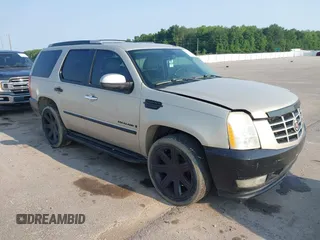 2007 Cadillac Escalade z VIN 1GYFK63827R383237, wystawiony jako IAAI lot #42387903 z przebiegiem 135 835 mil mil oraz . Historia ofert i sprzedaży dostępna na DreamBid. Obrazek 1.