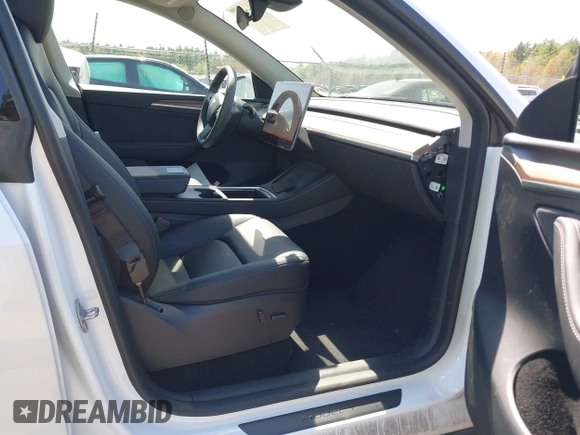 2024 Tesla Model Y с VIN 7SAYGDED8RF211112, выставлен на аукционе IAAI как лот 42176000 с пробегом 16 677 миль миль и . История ставок и продаж доступна на DreamBid. Изображение 5.