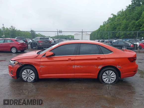 2019 Volkswagen Jetta S z VIN 3VWCB7BU8KM232522, wystawiony jako IAAI lot #42256559 z przebiegiem 118 141 mil mil oraz . Historia ofert i sprzedaży dostępna na DreamBid. Obrazek 14.