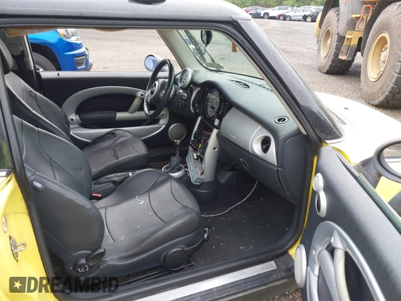 2002 MINI Hardtop with VIN WMWRC33472TC33275, listed as a IAAI auction lot 42537323 with 173,611 mi miles and . Bid and sale history available at DreamBid. Image 5.