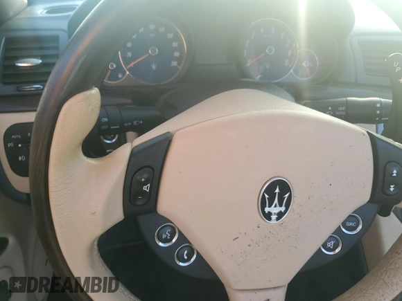 2015 Maserati GranTurismo Sport z VIN ZAM45MMA7F0127538, wystawiony jako Copart lot #75061384 z przebiegiem Nie podano mil oraz Nie do naprawy • Non repairable. Historia ofert i sprzedaży dostępna na DreamBid. Obrazek 9.