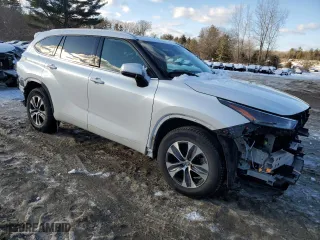 2022 Toyota Highlander XLE with VIN 5TDGZRBH1NS560710, listed as a Copart auction lot 45532235 with 57,781 mi miles and Salvage Title. Bid and sale history available at carsss.com. Image 4.