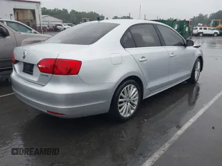 2011 Volkswagen Jetta SEL z VIN 3VWLX7AJ3BM351393, wystawiony jako IAAI lot #42241299 z przebiegiem 130 903 mil mil oraz . Historia ofert i sprzedaży dostępna na DreamBid. Obrazek 4.