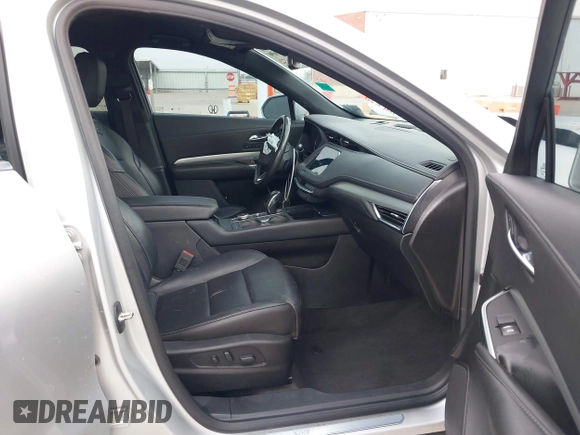 2019 Cadillac XT4 FWD Premium Luxury z VIN 1GYFZCR42KF189610, wystawiony jako IAAI lot #42137690 z przebiegiem 92 502 mil mil oraz . Historia ofert i sprzedaży dostępna na DreamBid. Obrazek 5.